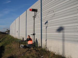 Messung der akustischen Eigenschaften an einer Lärmschutzwand in situ