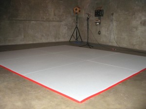 Measurement of sound absorption of sound absorbers in the reverberation chamber - wall absorber, ceiling absorber, backward panels of cabinets, office partitions, acoustic curtains