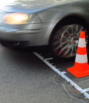 Schwingungsmessung auf einer Fahrbahnoberfläche zur Vorhersage der Schallemission der Straße bei mechanischer Anregung während der Fahrzeug-Überfahrt