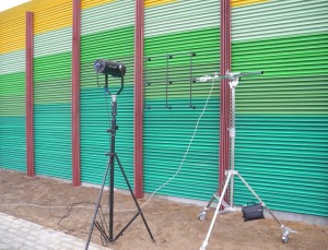 Nondestructive testing of acoustic properties at noise barriers and attachments to noise screens (crown elements) on site