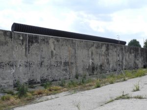 Schallabsorptionsmessgerät AcoustiAdrienne zur zerstörungsfreien Messung von Schallabsorptionsgrad, Schalldämmung und Schallbeugung an Lärmschutzwand in situ