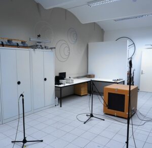 Measurement of sound-insulating properties of plate-shaped specimens