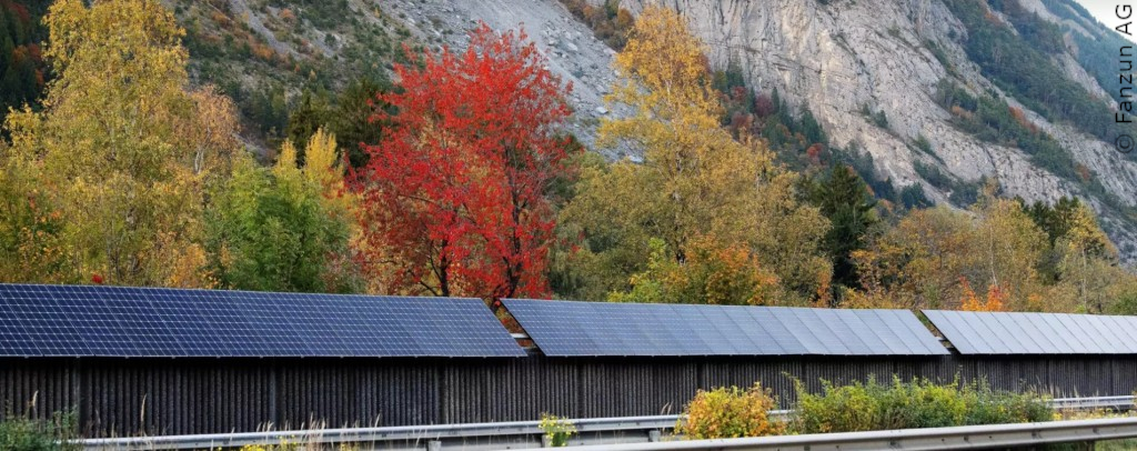 Photovoltaik im Bereich von Infrastruktur an Verkehrswegen - Lärmschutzwand mit PV-Aufsatz - © Fanzun AG